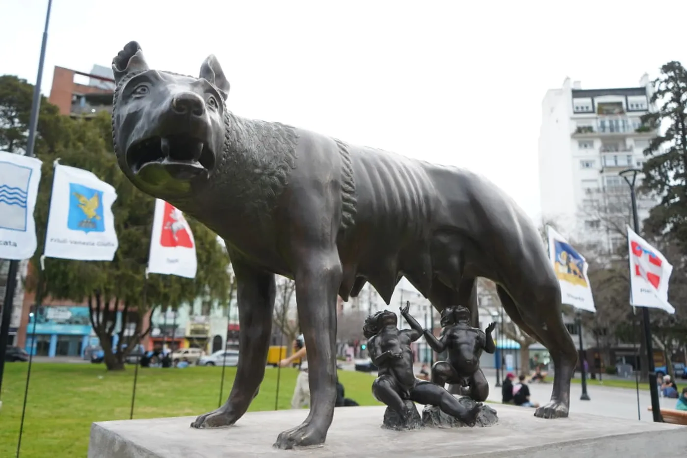 Un nuevo ícono para La Plata y la comunidad italiana se sumó en Plaza Italia
