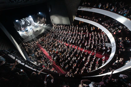 80 años de la República y un teatro de propiedad italiana en Buenos Aires